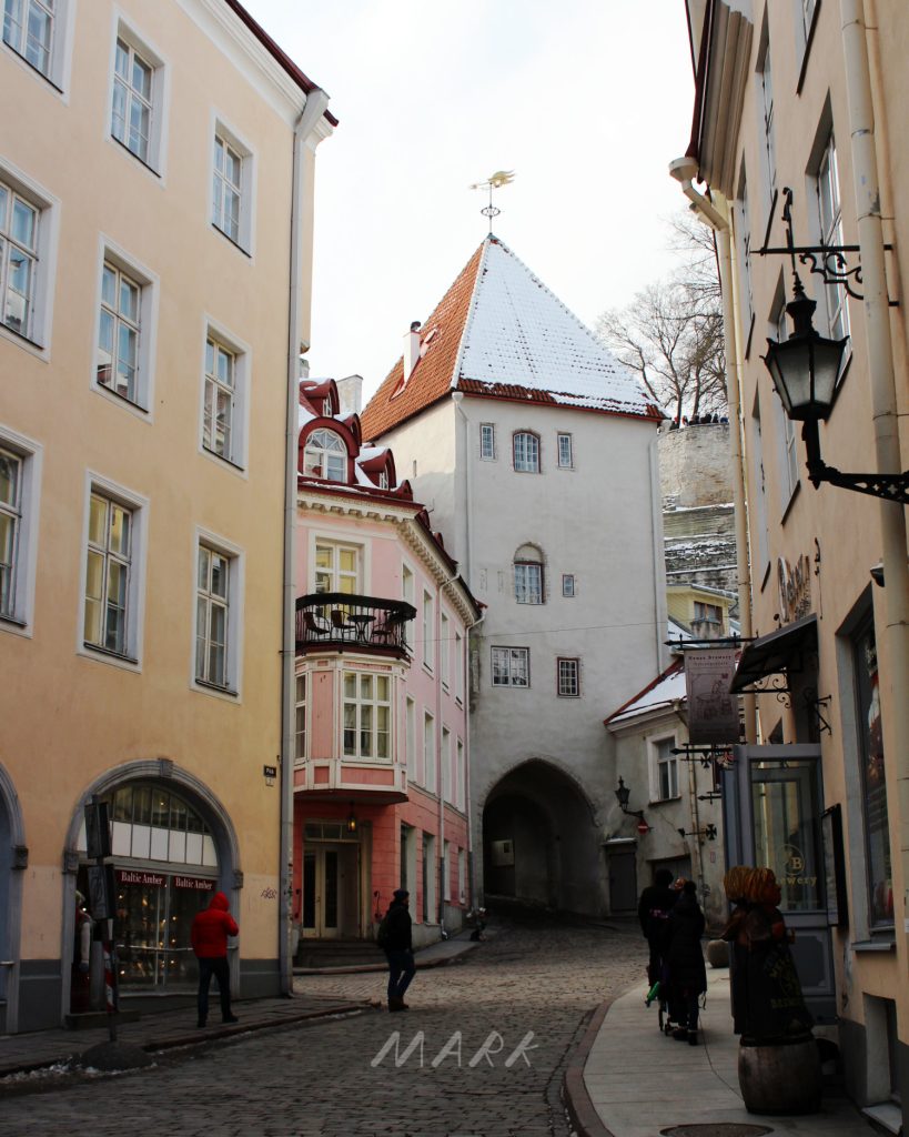 Foto van een knusse straat in de oude stad van Tallinn, Estland